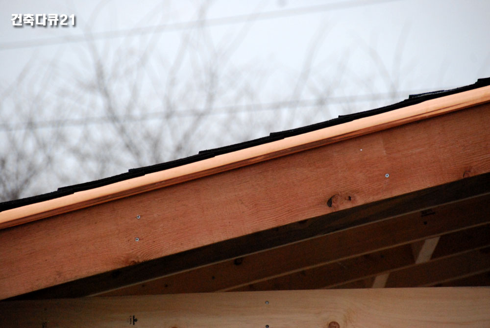 전원주택 사각정자  박공지붕 동후레싱과  처마널 적삼목  