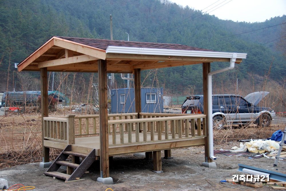 경북 성주 전원주택 숲속의 하우스 박공지붕 사각정자 전경 - 2010년 12월 21일 